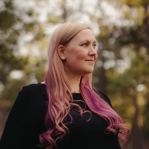 Photo of Rebecca Yarros