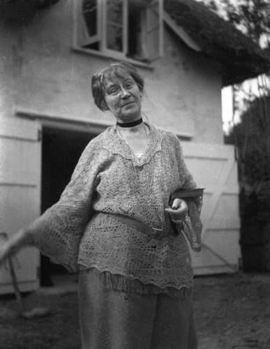 Photo of Dorothy Bussy