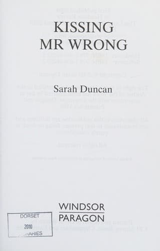Cover image for Kissing Mr Wrong