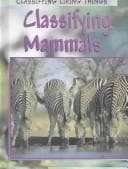 Cover image for Classifying Mammals (Classifying Living Things)